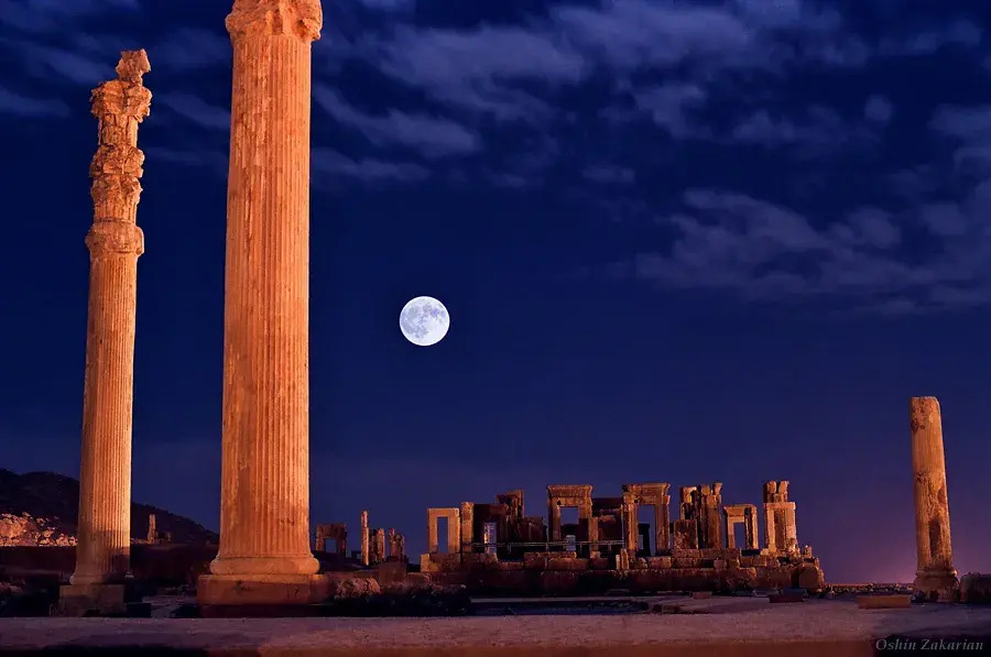 نمای ماه در تخت جمشید