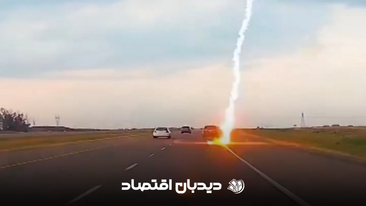 برخورد صاعقه با خودرو
