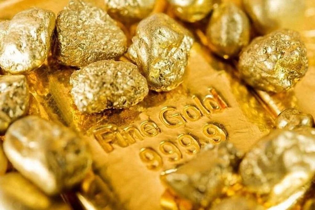 چند قطعه طلای خام روی یک شمش

