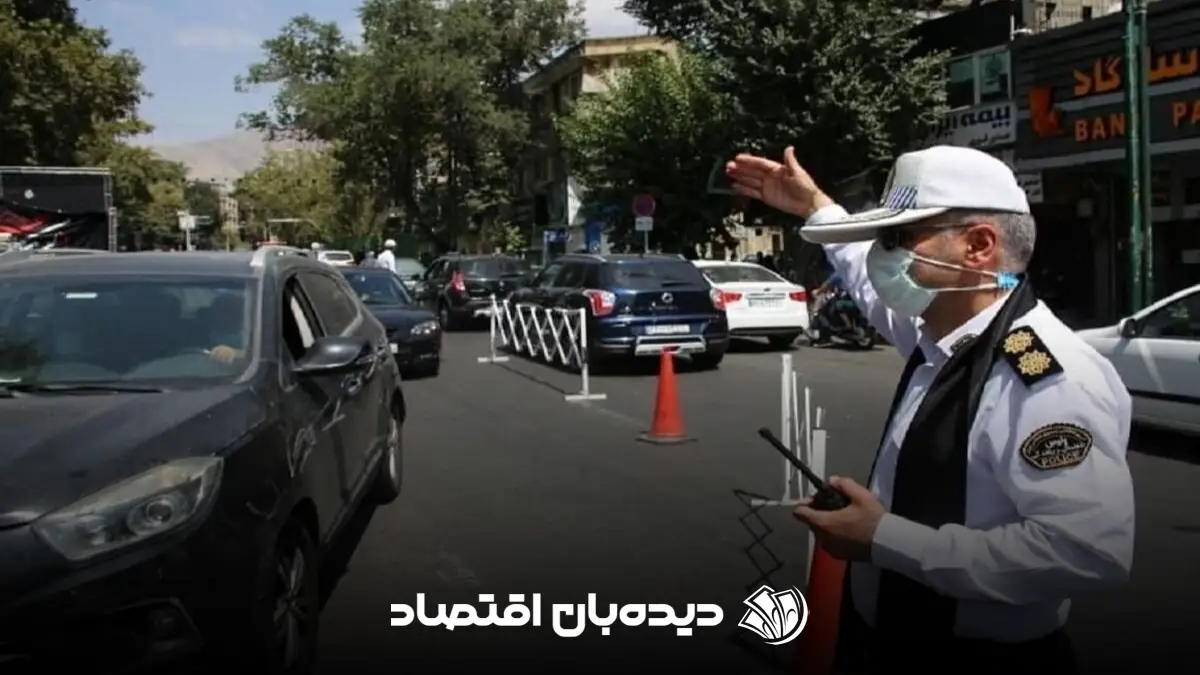 پلیس در حال کنترل ترافیک