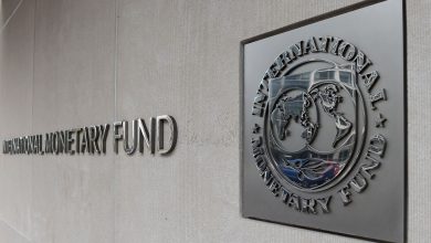 صندوق بین‌المللی پول در تازه‌ترین ارزیابی خود از پیامدهای اقتصادی جنگ در منطقه هشدار داد و اعلام کرد تداوم درگیری‌ها و اختلال در عرضه انرژی می‌تواند چشم‌انداز رشد اقتصادی خاورمیانه را بیش از پیش تضعیف کند. جهاد ازعور، مدیر بخش خاورمیانه و آسیای مرکزی صندوق بین‌المللی پول، روز پنجشنبه ۲۳ مهر ۱۴۰۵ در حاشیه نشست‌های سالانه این نهاد و بانک جهانی در بانکوک، درباره افزایش خطرات اقتصادی منطقه توضیح داد. به گفته او، جنگ فشار اقتصادی یکسانی بر کشورهای منطقه وارد نکرده و کشورهایی که مستقیماً درگیر آن بوده‌اند، آسیب بیشتری دیده‌اند. برآورد صندوق بین‌المللی پول نشان می‌دهد اقتصاد مجموعه کشورهای خاورمیانه، شمال آفریقا و پاکستان که در سال ۲۰۲۵ رشد ۳.۳ درصدی داشته، در سال ۲۰۲۶ با کاهش ۱.۳ درصدی تولید اقتصادی روبه‌رو خواهد شد. این نهاد در عین حال پیش‌بینی کرده است که نرخ رشد اقتصادی این مجموعه در سال ۲۰۲۷ به ۶.۶ درصد برسد؛ هرچند میزان بهبود وضعیت کشورها یکسان نخواهد بود. تنگه هرمز و بازار انرژی زیر فشار جنگ مدیر بخش خاورمیانه و آسیای مرکزی صندوق بین‌المللی پول تأکید کرد که ادامه اختلال در تولید نفت و گاز، مسیرهای کشتیرانی و زیرساخت‌های حیاتی، از مهم‌ترین خطرهای پیش‌روی اقتصاد منطقه است. به گفته او، استفاده از ذخایر انرژی، مسیرهای جایگزین تجاری و تعدیل تقاضا تاکنون بخشی از فشارهای اقتصادی ناشی از جنگ و اختلال در تردد از تنگه هرمز را کاهش داده است. با این حال، کاهش ذخایر و محدود شدن ظرفیت مازاد تولید انرژی، توان کشورها را برای مقابله با شوک‌های تازه کاهش می‌دهد. صندوق بین‌المللی پول انتظار دارد کشورهای صادرکننده نفت که مستقیماً از جنگ آسیب دیده‌اند، در سال ۲۰۲۷ و هم‌زمان با عادی شدن تولید انرژی، بخشی از افت فعالیت اقتصادی خود را جبران کنند. ساختمان+صندوق+بین+المللی+پول
